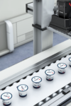 keyence_vision-sensor_joghurtbecher_mhd-datumspruefung_foerderband