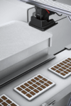 keyence_vision-sensor_schokoladentafel_formpruefung_foerderband